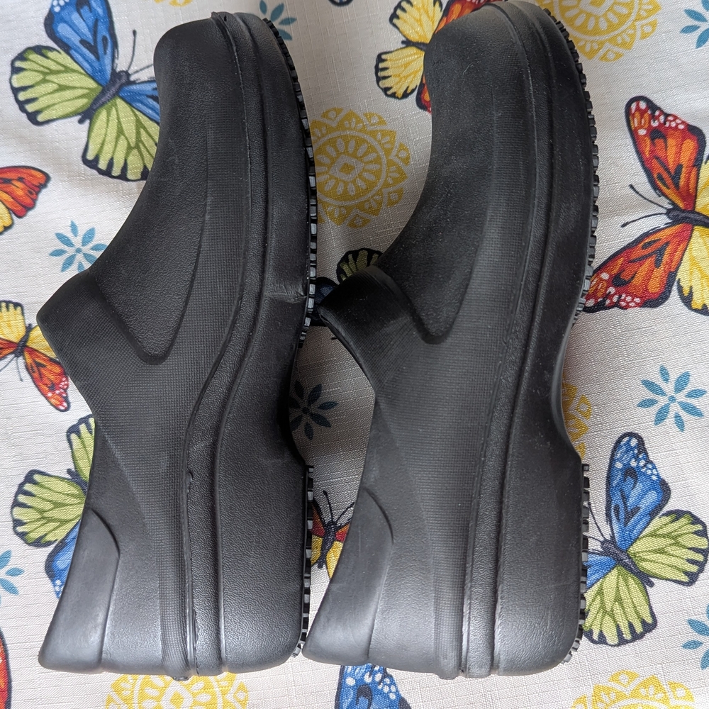 CROCS Women's Black Shoes - Picture 3 of 3